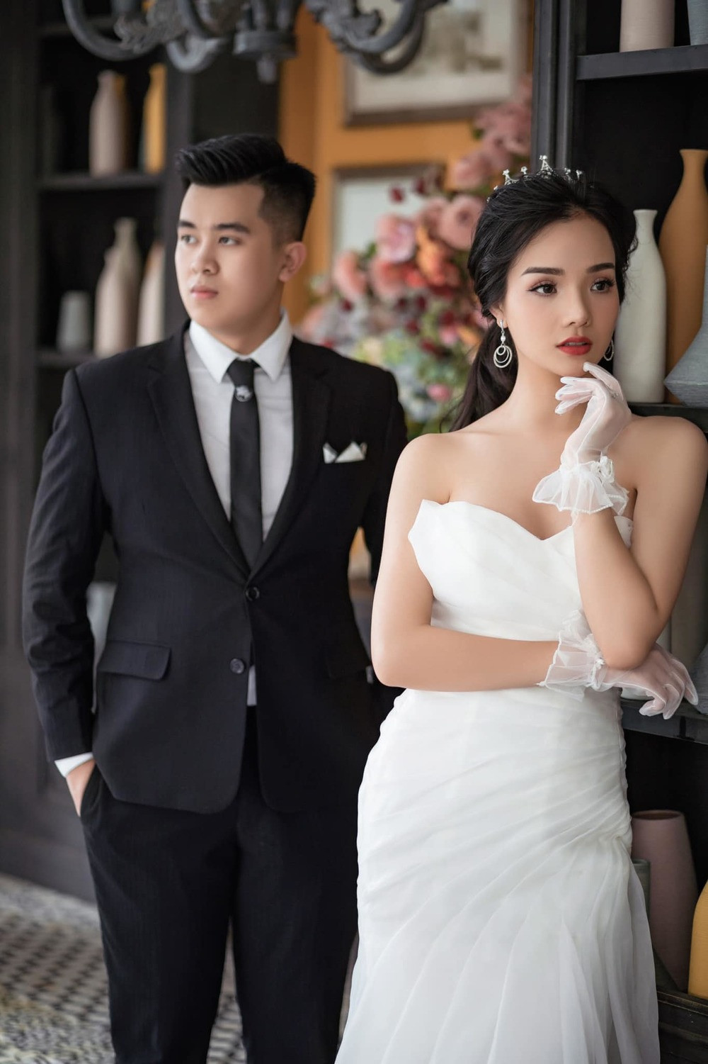 Thời gian đầu Thuỷ Tiên và chồng chỉ coi nhau là đối tác, nói chuyện chỉ vì công việc. Tuy nhiên sau thời gian dài tiếp xúc họ dần dần cảm mến đối phương.