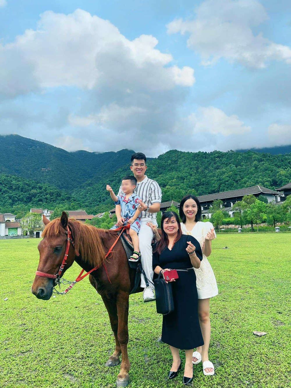 Sau khi về chung một nhà Thủy Tiên và chồng tập trung hơn vào công việc kinh doanh. Ngoài thời gian làm việc, cả hai thường xuyên khoe những khoảnh khắc ngọt ngào, đi du lịch, check-in sang chảnh trên trang cá nhân.