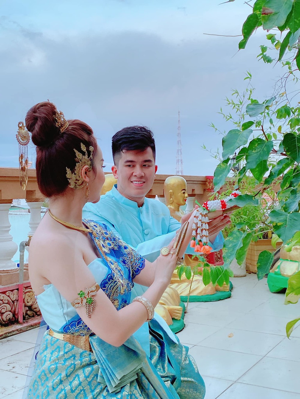 Không chỉ vậy mối quan hệ của hot girl Thuỷ Tiên với mẹ chồng cũng khiến nhiều người phải xuýt xoa ngưỡng mộ. Mẹ chồng thậm chí còn bênh con dâu hơn cả con trai. Bà cũng chính là người đứng ra hòa giải khi hai vợ chồng có những bất đồng quan điểm.