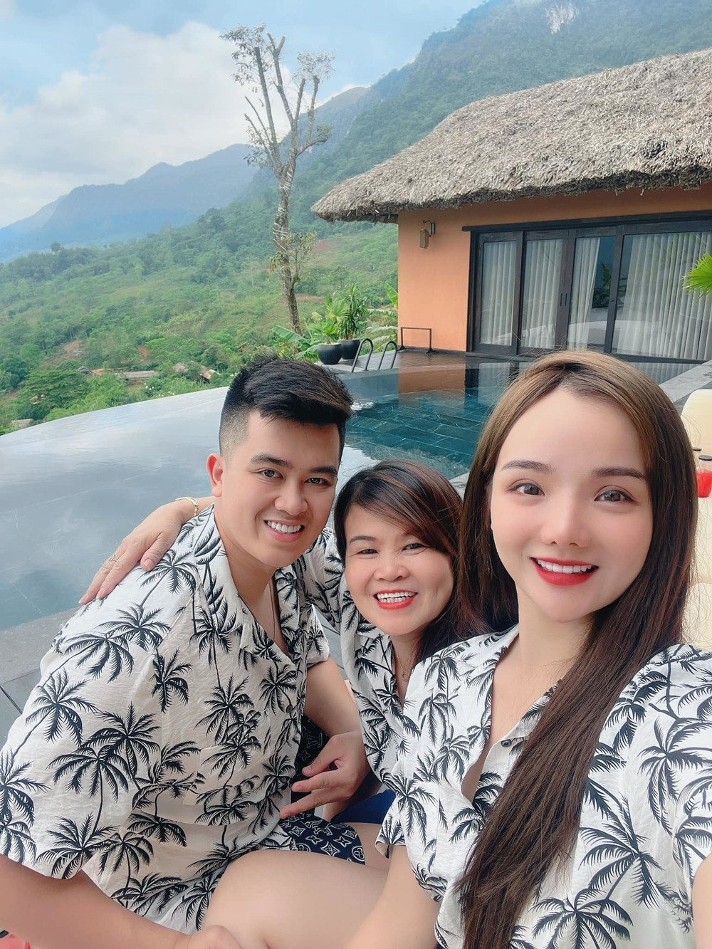 Trước khi trở thành TikToker, Thủy Tiên còn là “nàng thơ” được rất nhiều người hâm mộ bóng đá yêu thích. Cô chính là nữ cổ động viên Việt Nam nổi lên sau giải đấu của ĐT Olympic Việt Nam tại Asiad năm 2019.