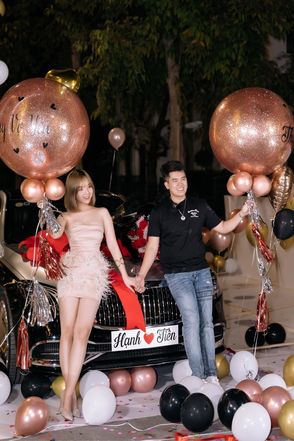 “Bọn mình quen qua công việc thôi. Lúc đó anh ấy có mời mình làm đại diện thương hiệu của anh. Lúc đầu em chẳng có ấn tượng gì cả. Hai người làm việc với nhau trên phương diện đối tác. Nhưng chẳng hiểu sao làm bạn như thế càng tiếp xúc thì cả hai càng có cảm xúc khác biệt”, Thủy Tiên chia sẻ.