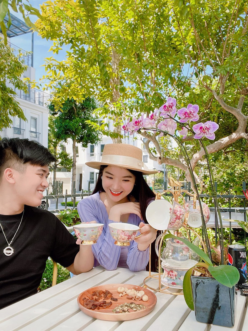 Trong các dịp lễ đặc biệt anh Diên Hạnh (chồng nữ TikToker) lúc nào cũng gây bất ngờ cho vợ bằng những món quà cực khủng. Trong dịp lễ 8/3 năm nay, anh chàng khiến nhiều chị em xuýt xoa ngưỡng mộ khi tặng vợ chiếc xế hộp Mercedes-Benz Maybach với giá khoảng 7 tỉ đồng.