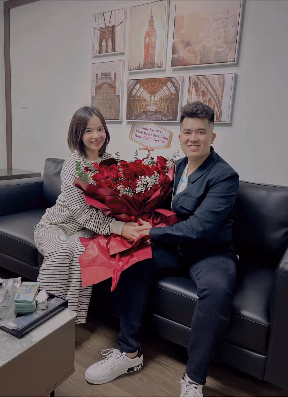 “Cả hai đứa đi cầu duyên với nhau rồi dần dần mối quan hệ đã vượt qua mức bạn bè. Thật cái này phải gọi là duyên số bởi bọn mình đâu có ý định yêu đương đâu. Yêu nhau được 9 tháng thì cả hai cảm thấy cần để mối quan hệ phát triển thêm một bước nữa nên quyết định tổ chức đám cưới”, Thủy Tiên chia sẻ.