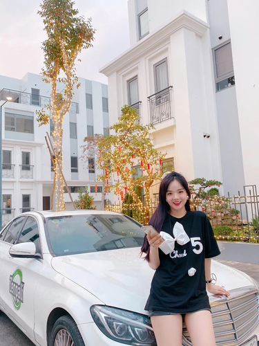 Hay trong ngày Phụ nữ Việt Nam 20/10 vừa qua anh Diên Hạnh cũng tặng vợ một bó hoa kèm theo 1 chiếc đồng hồ hiệu và một xấp tiền mặt "dày bịch".