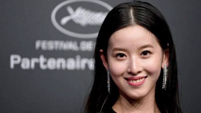 Cô cũng là nhà đầu tư và cố vấn mảng kinh doanh thời trang cao cấp của trang mua sắm trực tuyến này. Theo CNBC, tài sản của Chương Trạch Thiên vào khoảng 23,5 tỷ USD. Cô đồng thời là nữ tỷ phú trẻ nhất Trung Quốc sau khi kết hôn vào năm 2015. Ảnh: SCMP.