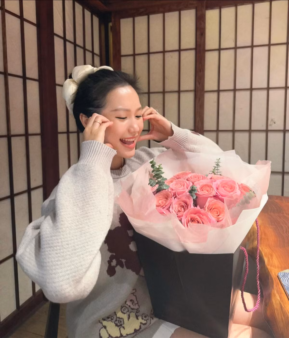 "Trốn con" đi hẹn hò, bà xã Đoàn Văn Hậu trang điểm nhẹ nhàng theo phong cách tiểu thư ngọt ngào. Cô nàng phối áo len rộng cùng chân váy ngắn khoe đôi chân dài thon thả nuột nà.