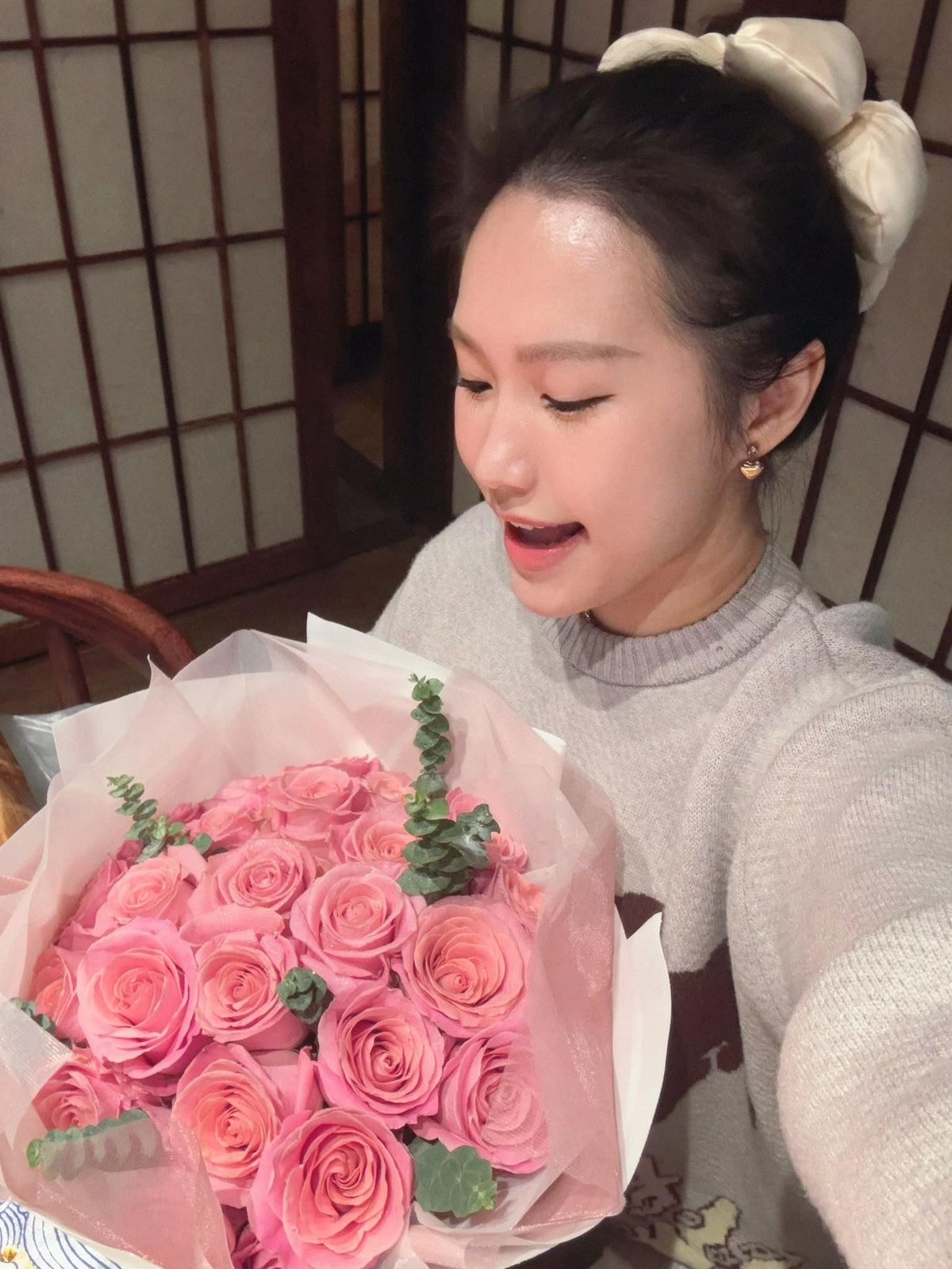 Ôm đoá hoa hồng thắm do Văn Hậu mua tặng, Doãn Hải My nở nụ cười hạnh phúc, gương mặt xinh đẹp, rạng rỡ nhận về nhiều lượt yêu thích.