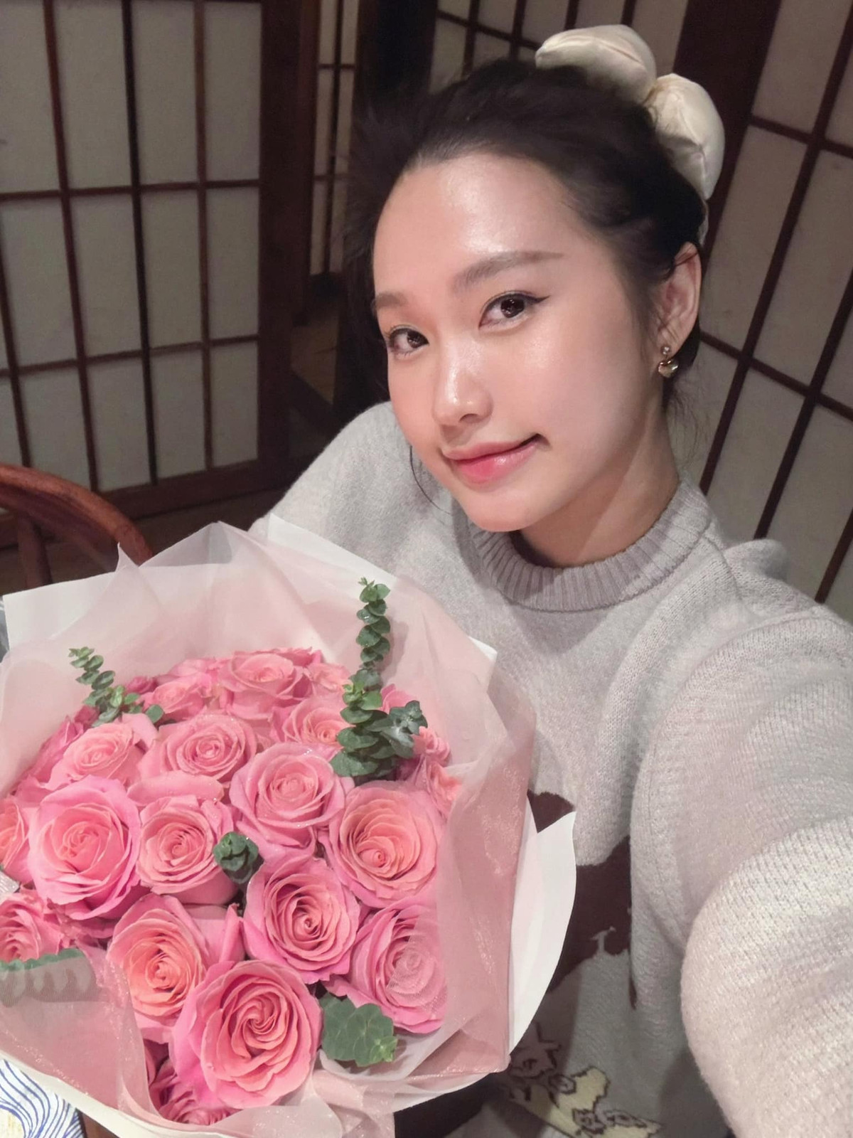 Đặc biệt mái tóc được tạo kiểu búi cao vừa trẻ trung, năng động lại giúp khoe trọn gương mặt đẹp không góc chết của Hải My.