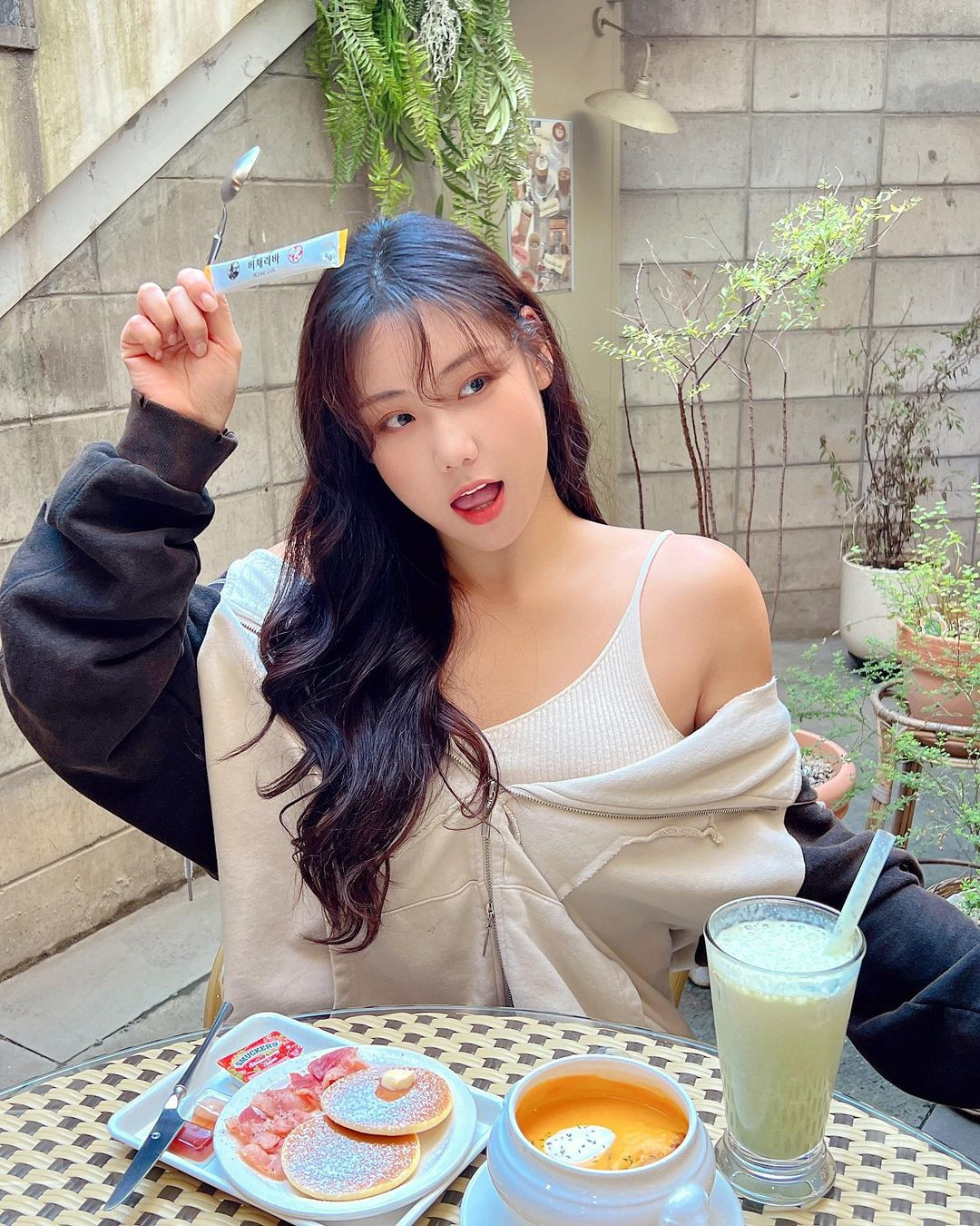 Tuy nhiên, không vì thế mà cô cho phép bản thân "thả phanh" hoàn toàn trong vấn đề ăn uống. Người đẹp vẫn áp dụng chế độ tập luyện nghiêm ngặt và bổ sung dinh dưỡng khoa học.