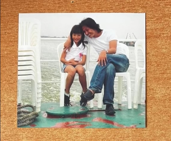 Trong ảnh có thể thấy, cô bé đẹp từ lúc còn nhỏ, mọi đường nét đều sắc sảo. Đồng thời, 2 bố con có tình cảm rất thân thiết khi hợp nhau trong khoảnh tạo dáng hay phối đồ. Họ cũng thường xuyên đi du lịch khắp mọi nơi.