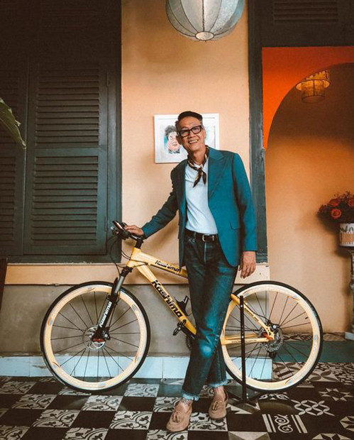 Năm 2019, chú Tân về Việt Nam sinh sống và bén duyên với nghề làm người mẫu.