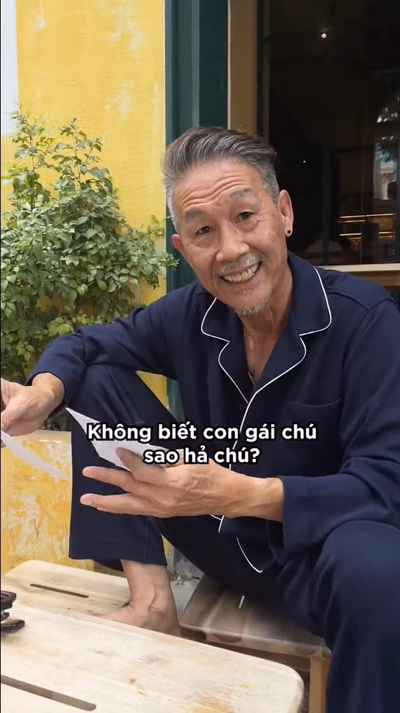 Cụ thể theo lời giới thiệu, ông chú Polo đang muốn tìm rể cho gái cưng. Con gái hot TikToker này xinh đẹp và đặc biệt là phong cách thời trang cũng rất ngầu.