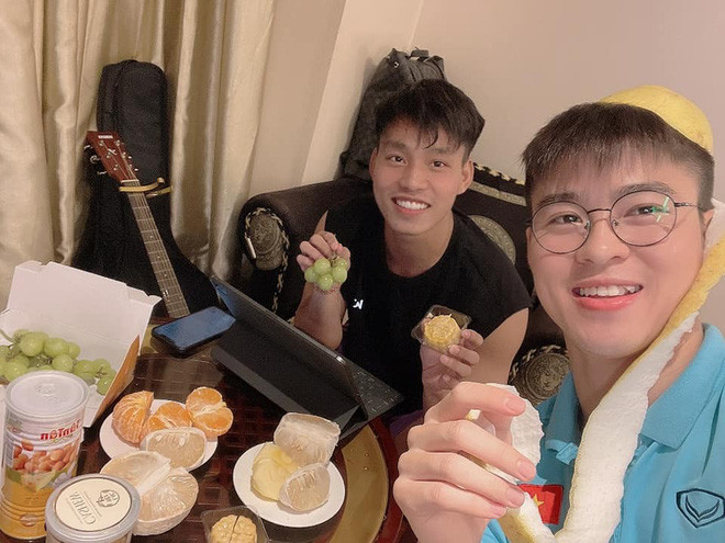 Trước đó Duy Mạnh và Văn Thanh cũng check-in ảnh phá cỗ với bánh trái và hoa quả. Thậm chí, ông xã của "công chúa béo" Quỳnh Anh còn đội chiếc vỏ bưởi lên đầu để tấu hài.