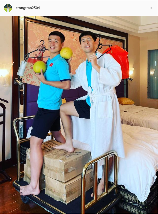 Ở một diễn biến khác, cặp đôi "tình bể tình" Bùi Tiến Dũng và Trần Đình Trọng lại có cách chơi Trung thu khá độc đáo.