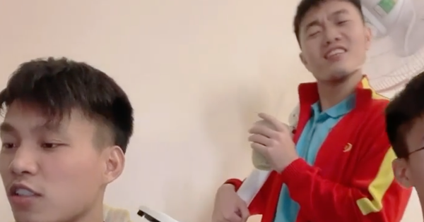 Nhân dịp Trung thu, dàn cầu thủ đội tuyển Việt Nam đã tổ chức phá cỗ. Nếu như Văn Thanh trổ tài guitar thì Duy Mạnh đảm nhiệm vocal chính thì người giật spotlight lại là Xuân Trường với chiếc đèn ông sao "pha ke" là cây quạt điện to đùng vật vã.