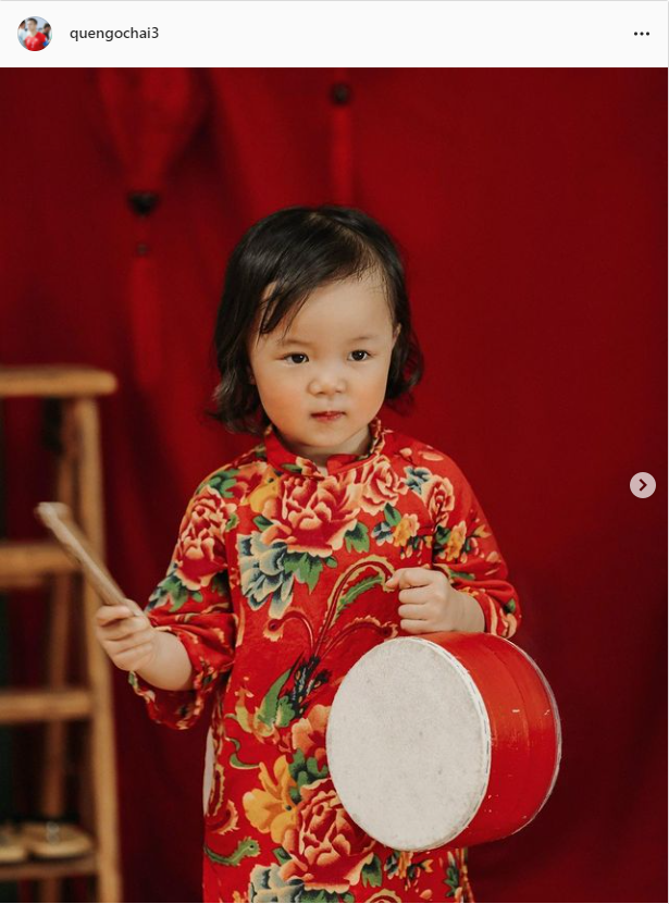 Không sôi nổi như các đồng đội, đội trưởng Quế Ngọc Hải lại chọn cách đăng tải bức ảnh đón Trung thu của bé Sunny lên trang cá nhân.