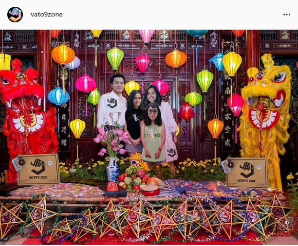 "Chủ tịch" Văn Toàn khá im hơi lặng tiếng nhưng thay vào đó, trang bán áo của anh lại đăng tải bức ảnh phá cỗ linh đình mà nhân vật chính gồm Văn Toàn, Văn Toàn và lại là Văn Toàn.