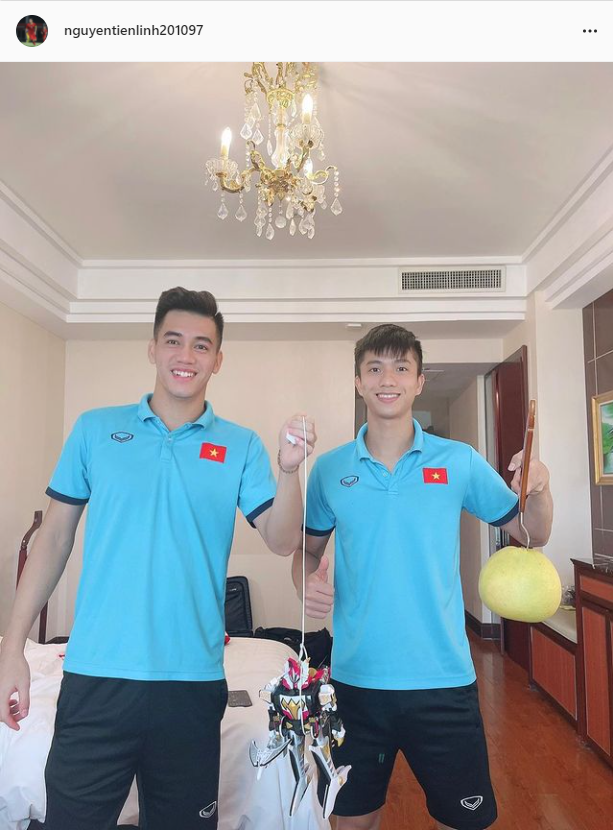 Tiến Linh và Văn Đức lại nghĩ ra những chiếc đèn lồng vô cùng độc đáo từ đồ chơi mô hình và quả bưởi để đón Trung thu năm nay.