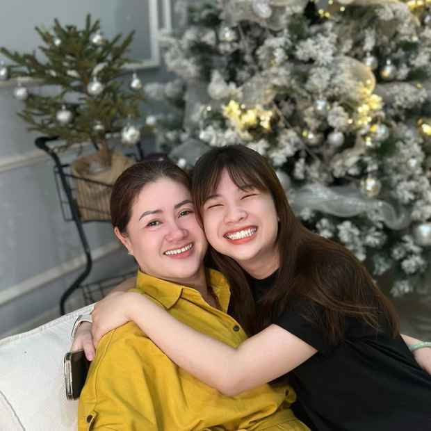 Theo chia sẻ của Lê Vy, đây là căn nhà đầu tiên mà 2 chị em sở hữu. Cả hai quyết định làm việc này vì “mong muốn mẹ có cuộc sống tốt đẹp hơn”. Bên cạnh đó, khi kinh doanh phát triển, nơi ở cũ đã không còn đủ điều kiện cơ sở vật chất để đáp ứng nhu cầu sản xuất và phát triển thương hiệu.