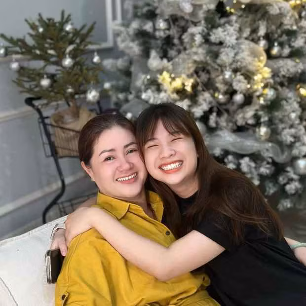 Theo chia sẻ của Lê Vy, đây là căn nhà đầu tiên mà 2 chị em sở hữu. Cả hai quyết định làm việc này vì “mong muốn mẹ có cuộc sống tốt đẹp hơn”. Bên cạnh đó, khi kinh doanh phát triển, nơi ở cũ đã không còn đủ điều kiện cơ sở vật chất để đáp ứng nhu cầu sản xuất và phát triển thương hiệu.