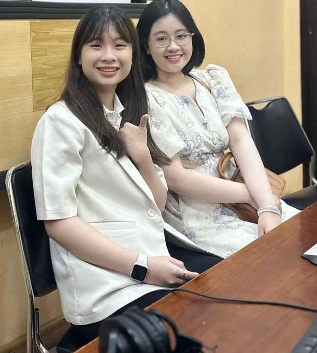 Năm 2022, chị em Lê Vy (trái) - Triệu Vy (phải) từng nổi tiếng khắp MXH với mô hình khởi nghiệp nến thơm - JAROS Candle. Với ý tưởng kinh doanh thú vị, cộng với việc gọi vốn thành công ở lứa tuổi cả 2 còn rất trẻ, chị em Vy thu hút sự chú lớn từ cộng đồng.