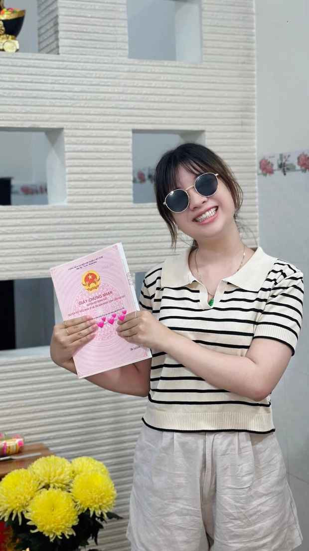 Mới đây cô em Lê Vy bất ngờ tiết lộ 2 chị em đã mua một căn nhà ở Vĩnh Long để tặng mẹ, khiến dân mạng không khỏi trầm trồ và tò mò về quá trình mang nhà về cho mẹ của họ.