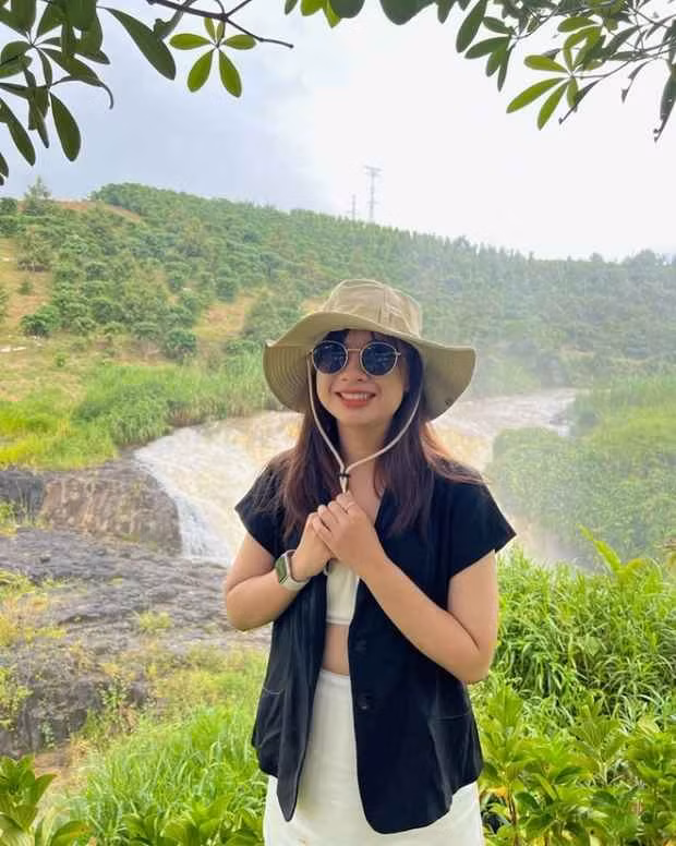 Trước đó, Triệu Vy từng cho biết gia đình mình không được trọn vẹn. Sau khi bố mẹ chia tay, 2 chị em ở với mẹ nhưng cả 2 vẫn cảm thấy may mắn khi được bố mẹ yêu thương và lo lắng.