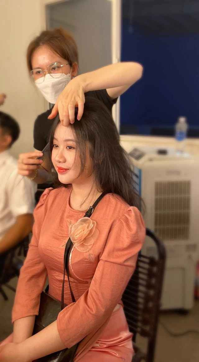 Sau khi lo liệu đủ tài chính, 2 chị em bắt tay vào việc tìm nhà. Dù đã đi xem rất nhiều căn nhà nhưng phải đến khi thấy căn nhà hiện tại, với vị trí hợp lý và diện tích rộng rãi, cả 2 đã yêu thích từ cái nhìn đầu tiên.