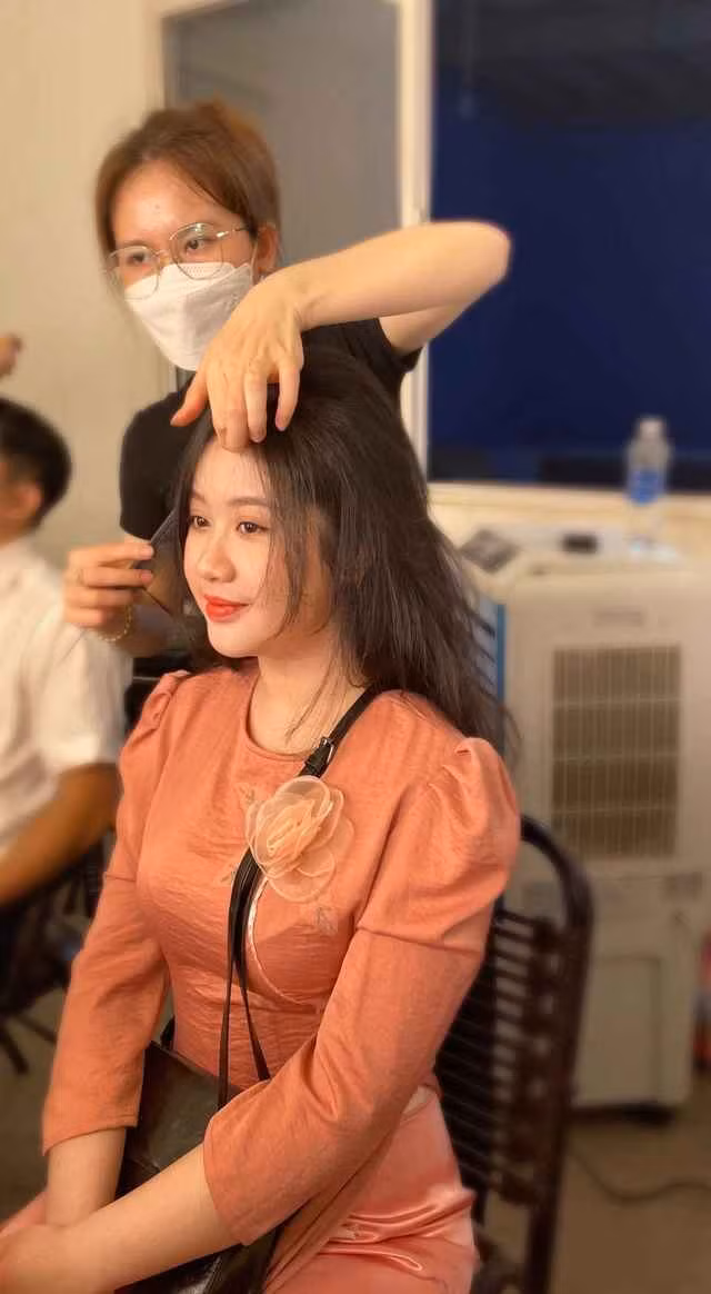 Sau khi lo liệu đủ tài chính, 2 chị em bắt tay vào việc tìm nhà. Dù đã đi xem rất nhiều căn nhà nhưng phải đến khi thấy căn nhà hiện tại, với vị trí hợp lý và diện tích rộng rãi, cả 2 đã yêu thích từ cái nhìn đầu tiên.