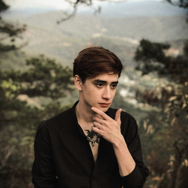 Ngay lập tức, thông tin Daniel trở lại với VTV được hội mê trai rỉ tai nhau. Thậm chí họ còn dặn lòng sẽ chăm xem bản tin thường xuyên hơn tràn vào trang cá nhân chúc mừng nam MC điển trai này "comeback".