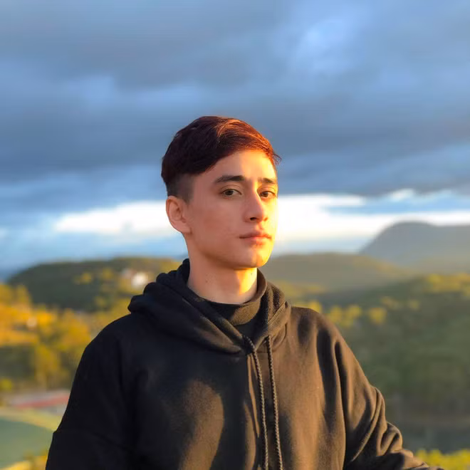 Lâu không lên sóng, Daniel trông ngày càng điển trai và chững chạc hơn đồng thời vẫn giữ nguyên phong độ dẫn tin cuốn hút.