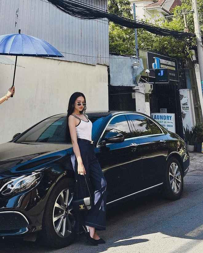 Doãn Hải My - vợ cầu thủ Đoàn Văn Hậu (SN 2001, Hà Nội) là một trong những nàng WAGs có gia thế "khủng" nhưng luôn biết cách tận dụng những ưu thế của mình để kiếm thêm bộn tiền.