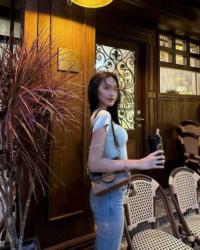 Nhưng khác với vợ của Quang Hải tận dụng lợi thế trên MXH để livestream bán hàng ngày đêm, thì vợ Đoàn Văn Hậu lại có cách kiếm tiền khá thư thả, đó là nhận quảng cáo, booking từ nhãn hàng, gắn link affiliate và xây dựng thương hiệu kinh doanh riêng của mình. Nhờ vậy, Doãn Hải My vẫn có tiền vào đều đều nhưng không cần lên sóng livestream.