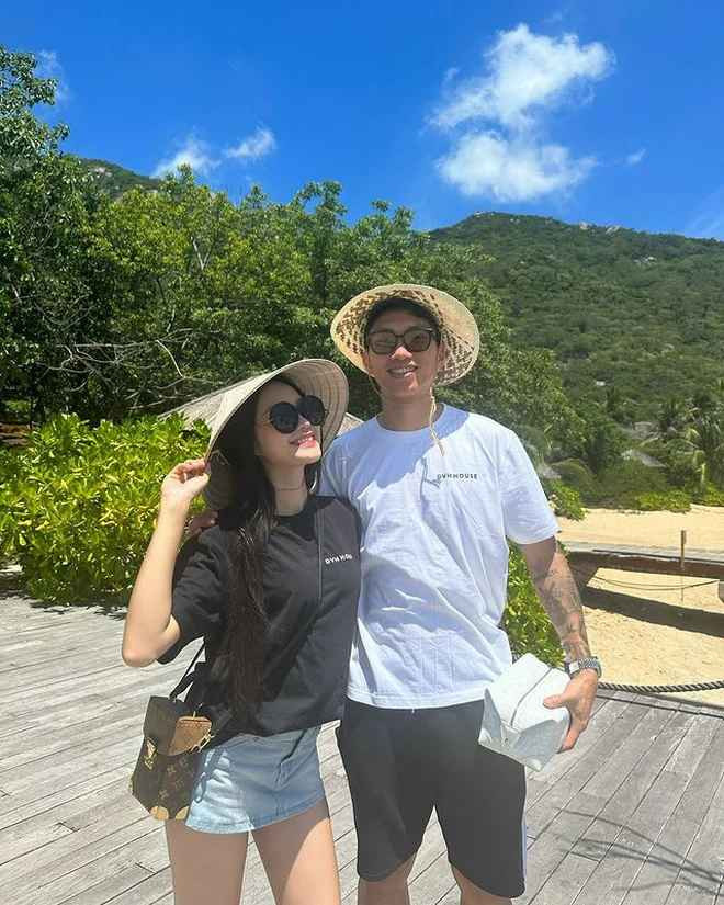 Nhưng sức hút của Doãn Hải My không chỉ đến từ việc cô nàng chăm đăng sản phẩm chia sẻ cách dùng đơn thuần mà cô cũng xây dựng một hình ảnh rất gần gũi thậm chí là rất thực tế về cuộc sống của mình. Hải My không ngại mở Q&amp;A để giải đáp, chia sẻ, tâm sự tất tật những vấn đề từ hôn nhân gia đình, ý định phẫu thuật thẩm mỹ cho đến quan điểm về chuyện "chăn gối"... những vấn đề có thể nhiều người sẽ né.