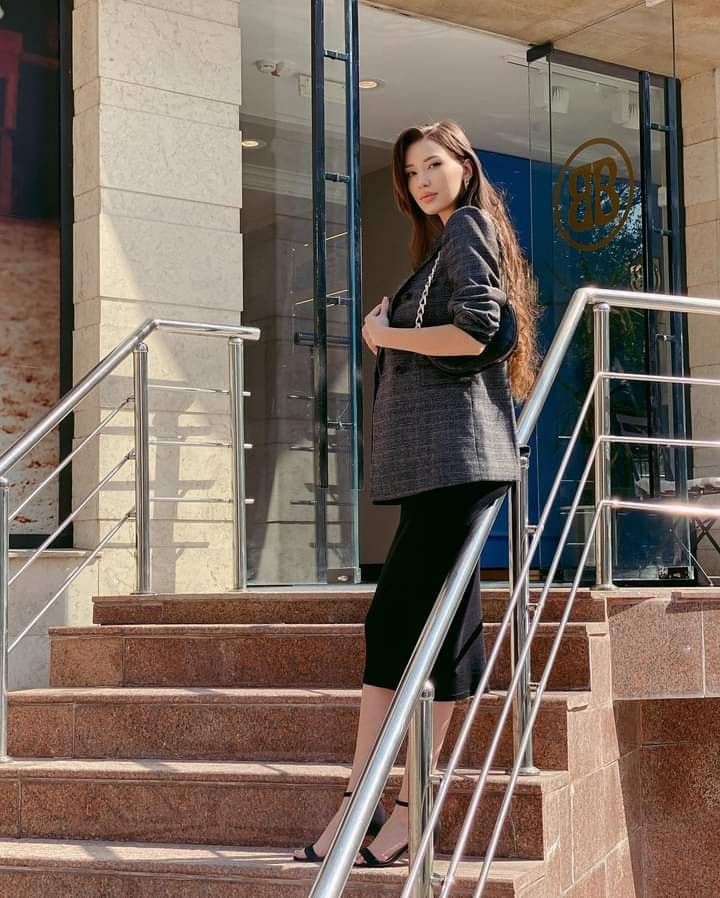 Dù thi đấu cho CLB nào, Sabina cũng được quan tâm đặc biệt. "Mỹ nhân bóng chuyền" đã thừa nhận rằng sự quan tâm quá mức của một số fan hâm mộ, và việc bất ngờ nổi tiếng đã khiến cô gặp không ít rắc rối.