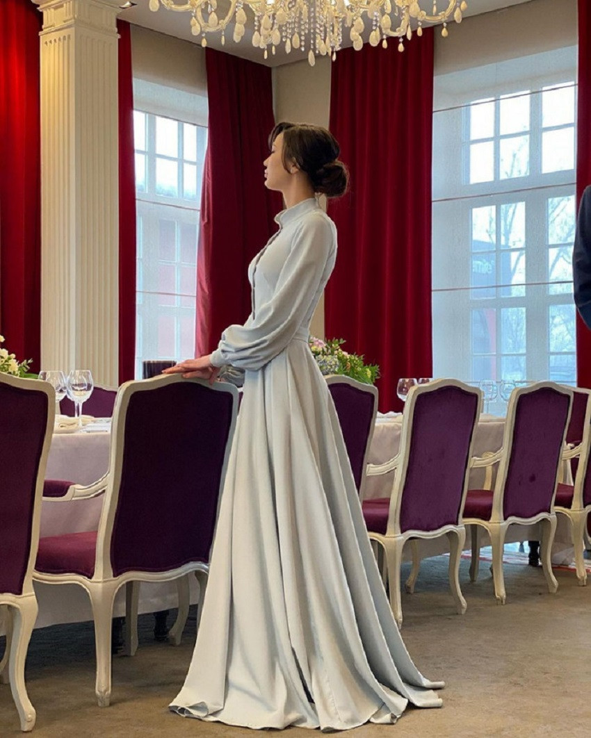 Bố của Sabina là VĐV trượt tuyết, còn mẹ là VĐV điền kinh. Dù gia đình có truyền thống thể thao nhưng mẹ của cô lại không muốn con mình đi theo con đường này.