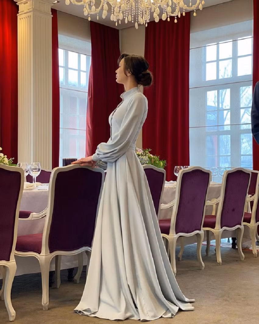 Bố của Sabina là VĐV trượt tuyết, còn mẹ là VĐV điền kinh. Dù gia đình có truyền thống thể thao nhưng mẹ của cô lại không muốn con mình đi theo con đường này.