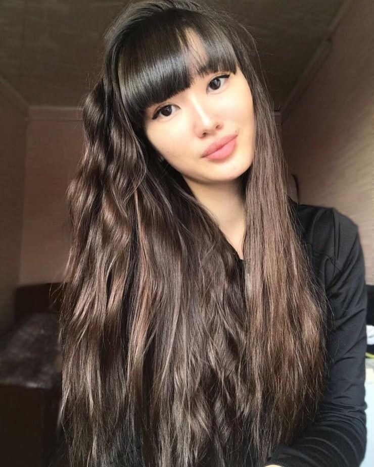 Vào cuối năm 2020, trên trang cá nhân của người đẹp bóng chuyền Sabina Altynbekova bất ngờ thông báo kết hôn với doanh nhân hơn cô 8 tuổi.