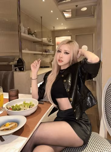 Huyền Diệu sở hữu một gương mặt xinh đẹp với đôi mắt to tròn và nụ cười tỏa nắng.