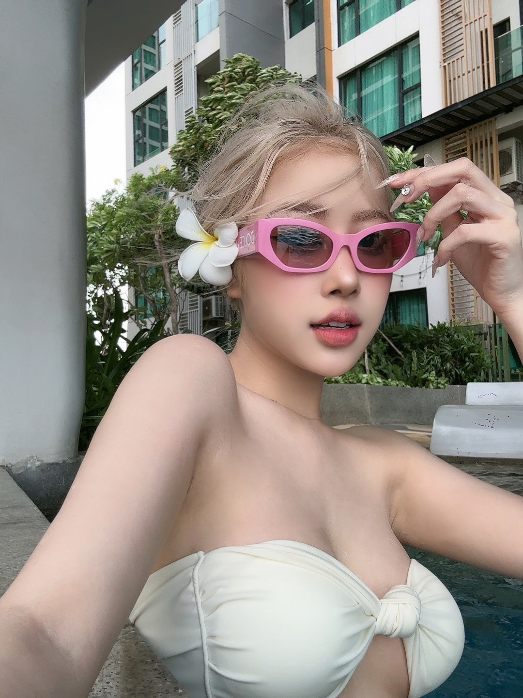 Vừa qua, hot girl Huyền Diệu khiến cộng đồng mạng không khỏi xôn xao khi chia sẻ loạt hình ảnh khoe vóc dáng bốc lửa trong trang phục bikini.