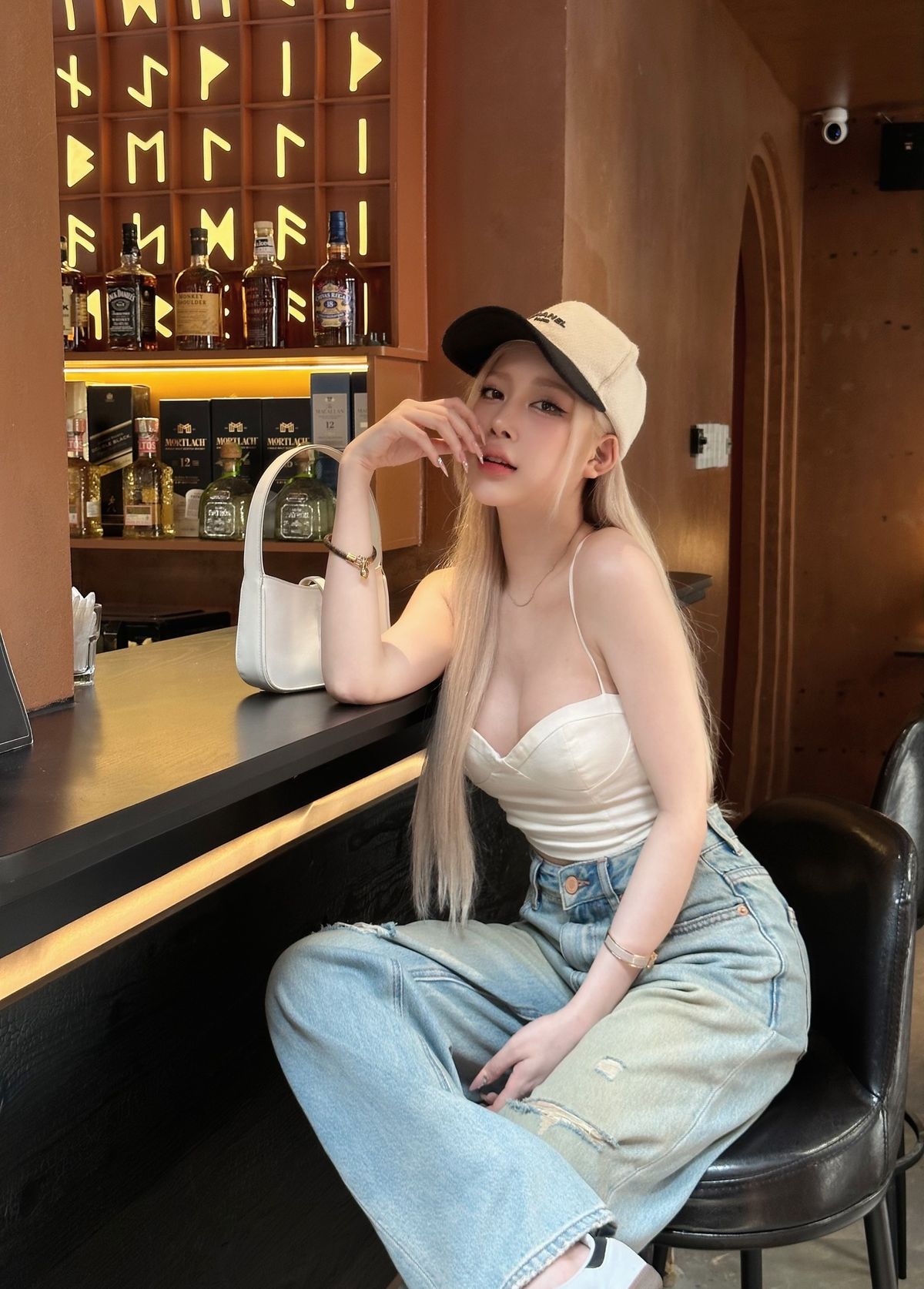 Cụ thể, Huyền Diệu cho biết: "Bản thân mình theo chiều hướng quyến rũ nhưng vòng 1 khiêm tốn nên đôi khi là cản trở trong công việc. Mình phải "độn lên", mất công, mất thời gian mà trông không tự nhiên. Do đó đã quyết định trùng tu".