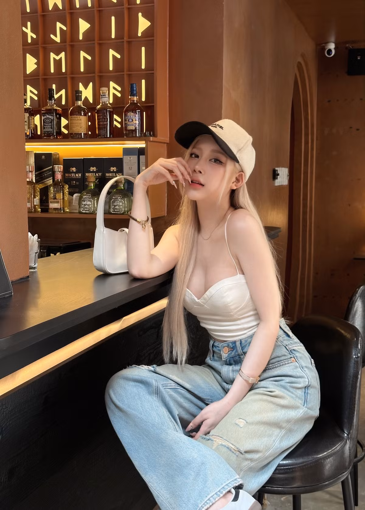 Cụ thể, Huyền Diệu cho biết: "Bản thân mình theo chiều hướng quyến rũ nhưng vòng 1 khiêm tốn nên đôi khi là cản trở trong công việc. Mình phải "độn lên", mất công, mất thời gian mà trông không tự nhiên. Do đó đã quyết định trùng tu".