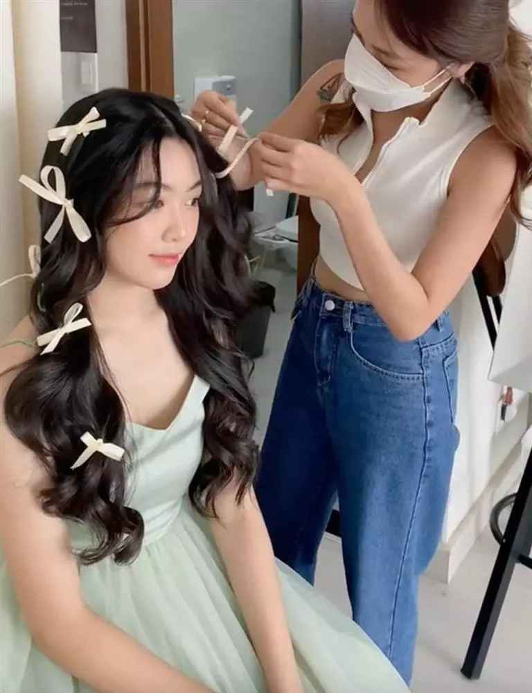 Theo đó, trong một căn phòng rộng, Lọ Lem được các thợ làm tóc, trang điểm.