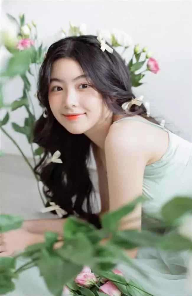 Nét đẹp trong trẻo như một nàng công chúa được nhiều netizen giành để khen Lọ Lem.