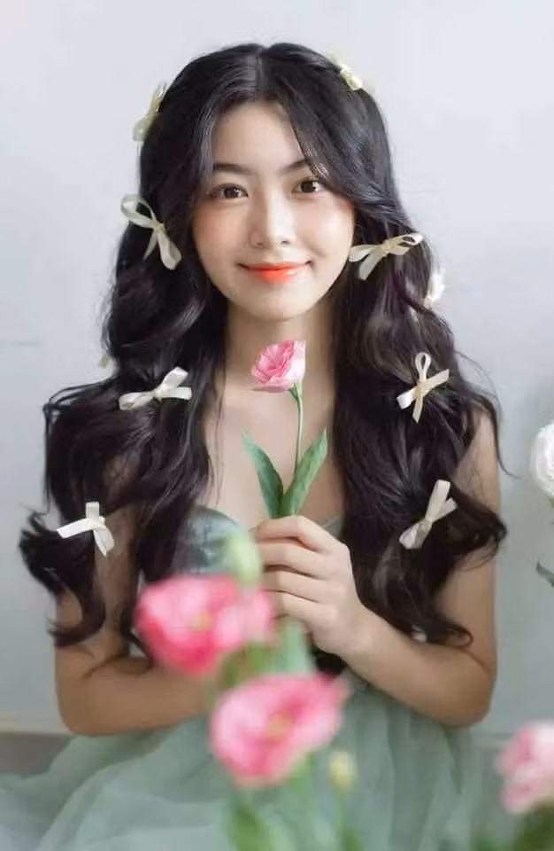 Mới đây trên trang cá nhân, MC Quyền Linh đăng ảnh con gái cả xinh đẹp trong ngày đón tuổi mới. Kèm theo đó anh viết: "Hihi chúc mừng sinh nhật con gái yêu của ba nhé. Chúc Lọ Lem của ba vui khỏe và học giỏi nha. Con yêu, ba yêu con nhiều lắm lắm".