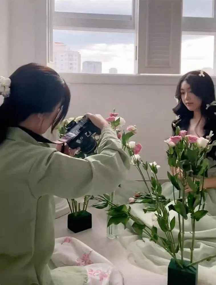 Lọ Lem đã sở hữu chiều cao lý tưởng, thần thái kiêu sa và nhan sắc không góc chết.