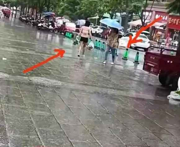 Thời gian qua, "chị em mặc gì khi ra đường" luôn là chủ đề cực hot. Ngoài những lần trầm trồ vì màn phối đồ đỉnh của đỉnh, vẫn xuất hiện không ít trường hợp ăn mặc hớ hênh khiến ai nhìn cũng ngán ngẩm thay.