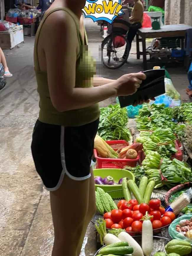 Do vừa ngủ dậy, chưa kịp chuẩn bị bữa trưa, chị phi vội ra đường nên không để ý tới trang phục. Và tất nhiên, thói quen chỉ mặc áo lót đi ngủ cho mát vô tình phản tác dụng.