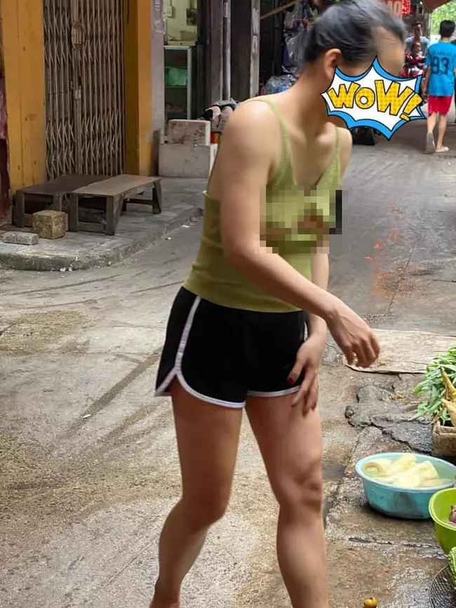 Phải đến khi bước vào chợ rau, chính chủ mới phát hiện ra việc bản thân chỉ mặc mỗi nội y. Để chữa cháy, chị đành xõa tóc che mặt rồi nhanh chóng rời đi sau khi mua xong thực phẩm.