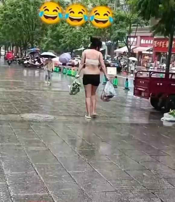 Điển hình mới đây, dân mạng không khỏi "lác mắt" trước phong cách ăn mặc hở hang của một người phụ nữ. Theo truyền thông Trung Quốc đưa tin, lúc ấy đang là 11h trưa.